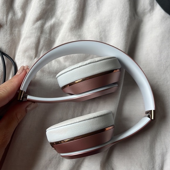 I am selling my beats solo 3. They were worn for a solid 2 months after purchase - Picture 8 of 13